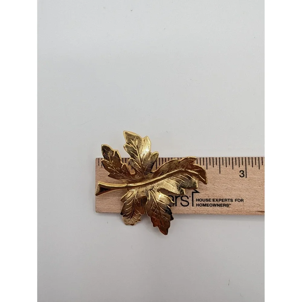 Vintage Gold Tone Maple Leaf Brooch‎ Textured Autumn Fall Nature Pin 2 Inch
